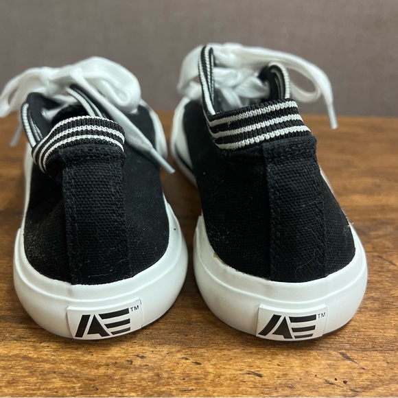 NWOT American Eagle AEO Womens Canvas
Sneakers Size 7 1/2 Black and White - Picture 4 of 8